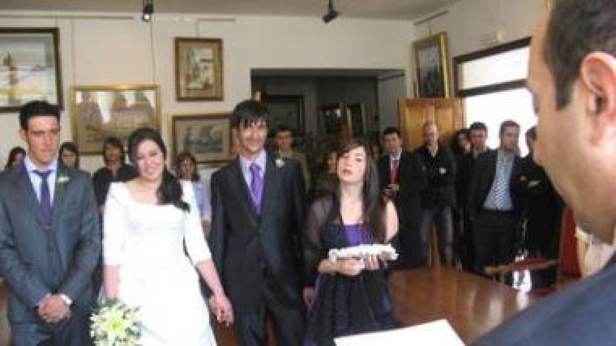 Estefanía Niño y Héctor Hugo, en el momento de dar el sí quiero ante Francisco Castañón