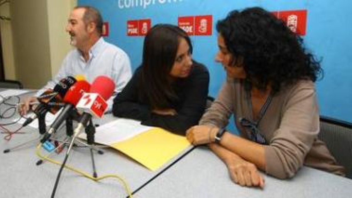 Aníbal Merayo, Helena Castellano y Belén Fernández, ayer en Ponferrada.