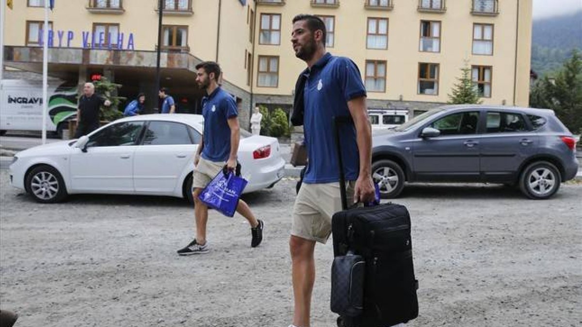 Kiko Casilla, camino del autocar una vez concluida la estadía del espanyol en Vielha, el pasado domingo.