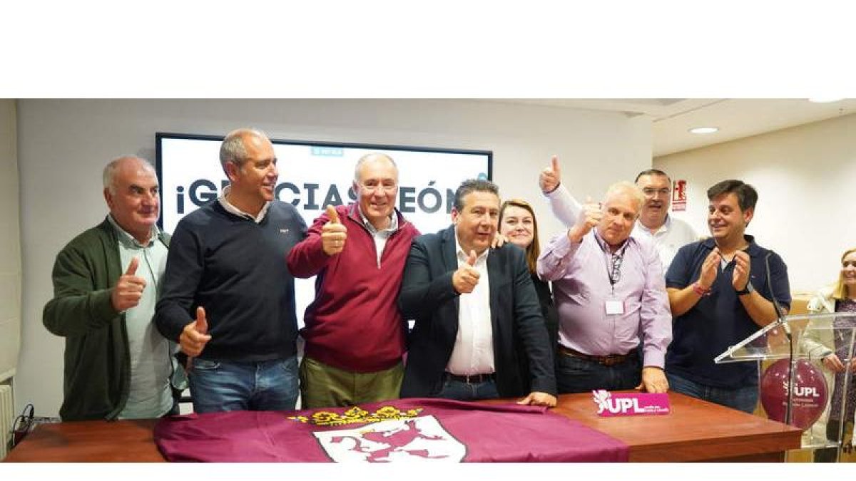 Luis Mariano Santos y Eduardo López Sendino celebran el triunfo con otros militantes. J. NOTARIO