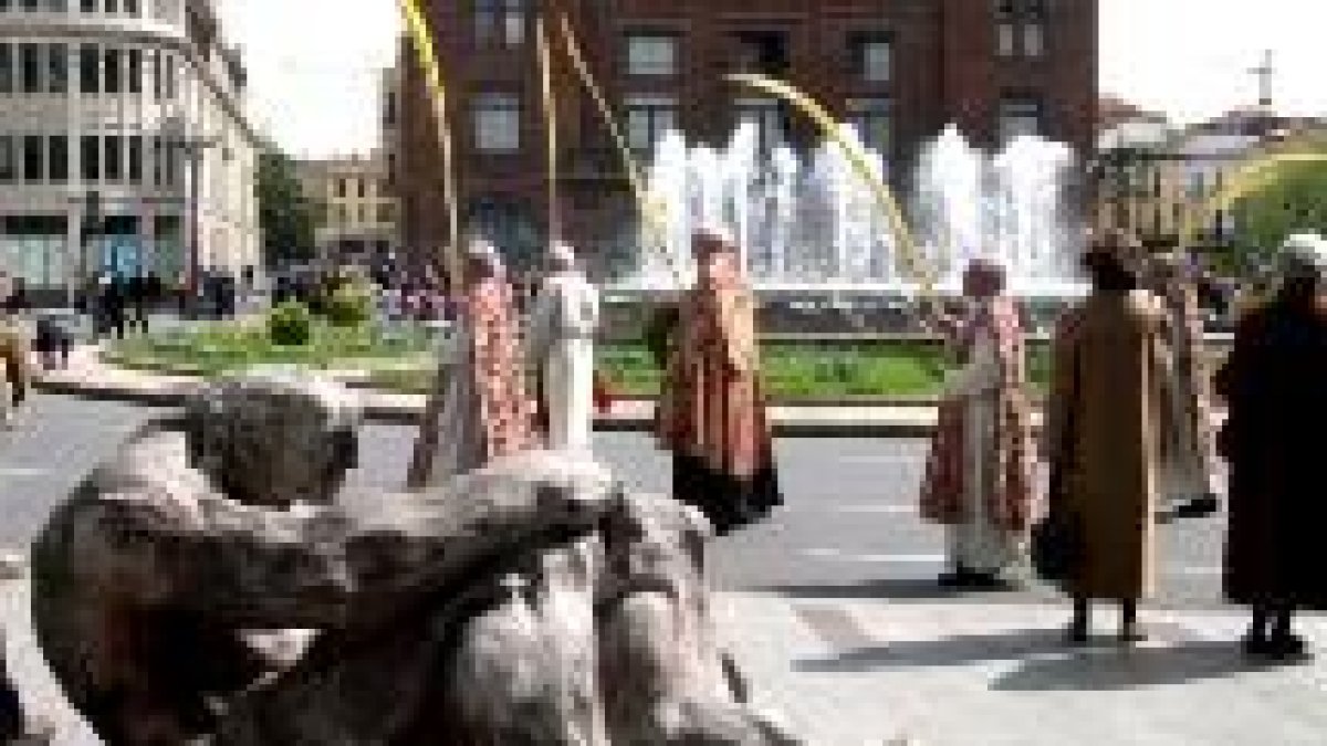 La popular escultura de Santo Domingo contempla estos días el paso de las procesiones