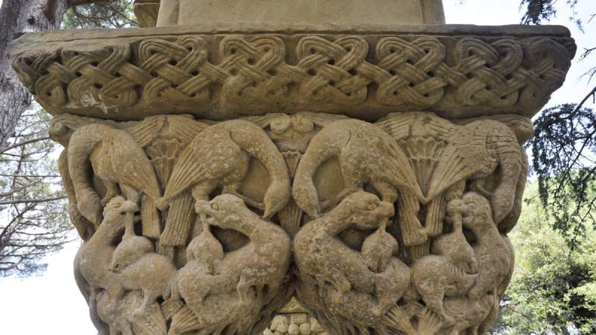 Detalle de uno de los capiteles del claustro románico.