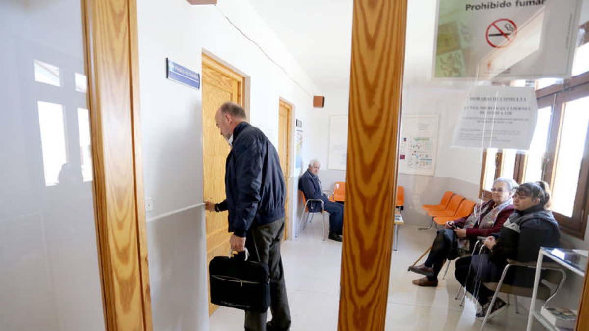 Un médico abre la puerta de un consultorio local. DL