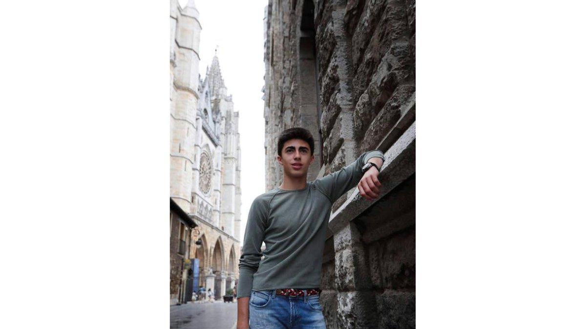 El joven piloto leonés con la Catedral de León al fondo. JESÚS