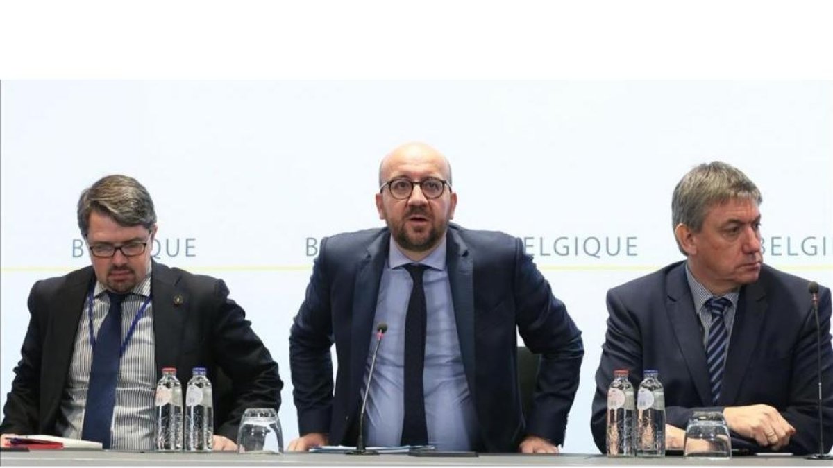 El primer ministro belga, Charles Michel, en el centro, en su comparecencia tras los atentados en Bruselas.