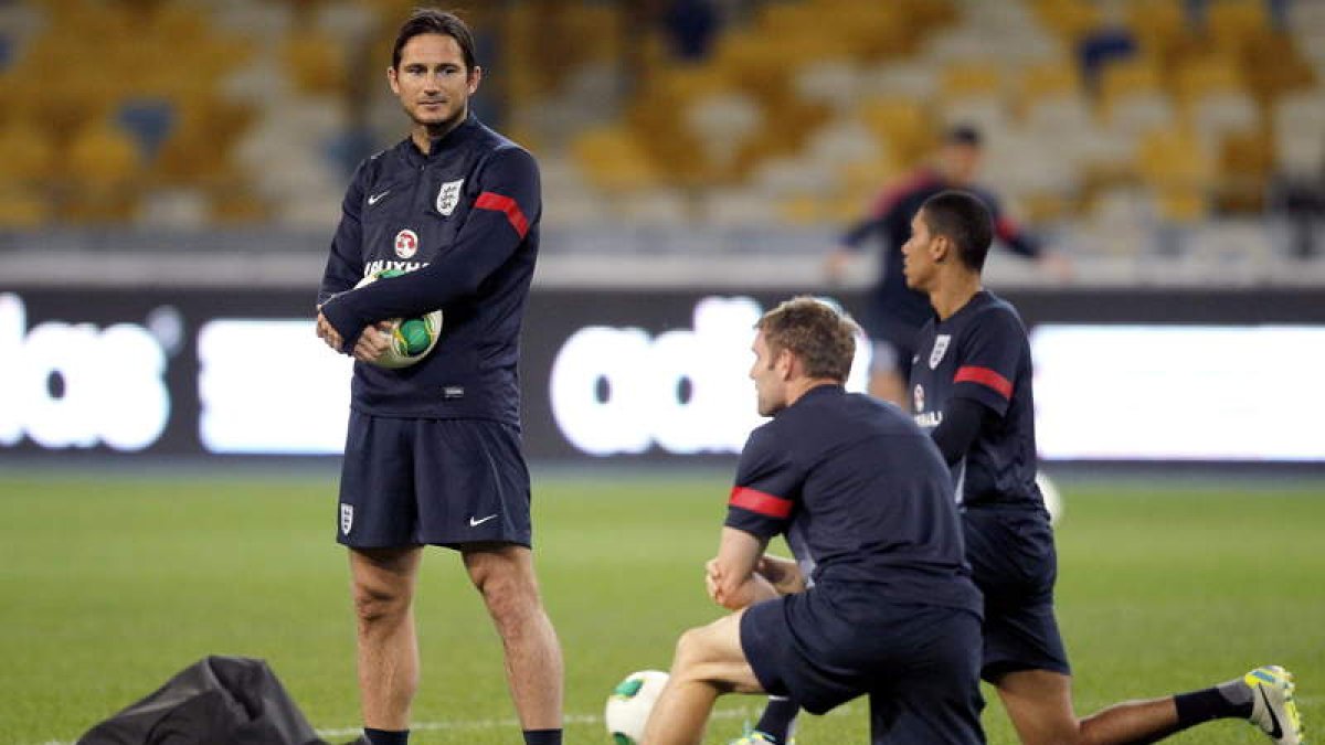 Los jugadores de la selección inglesa entrenan antes del vital compromiso de hoy ante Polonia.