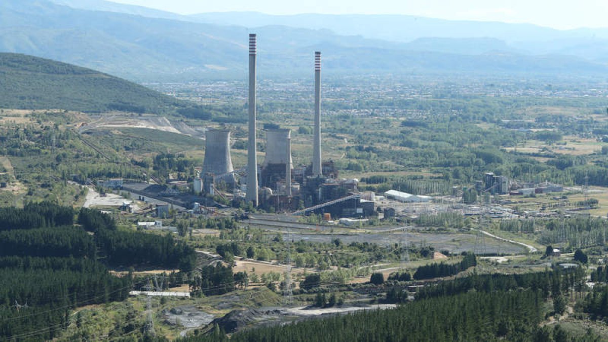 Estado actual de la central térmica de Compostilla, ya con todos sus grupos térmicos paralizados para su desmantelamiento. ANA F. BARREDO