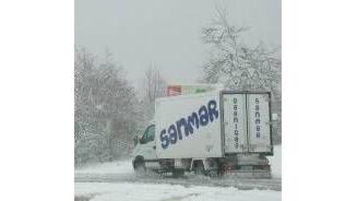 Un camión circulaba ayer por el alto de Panderrueda, tras la nevada