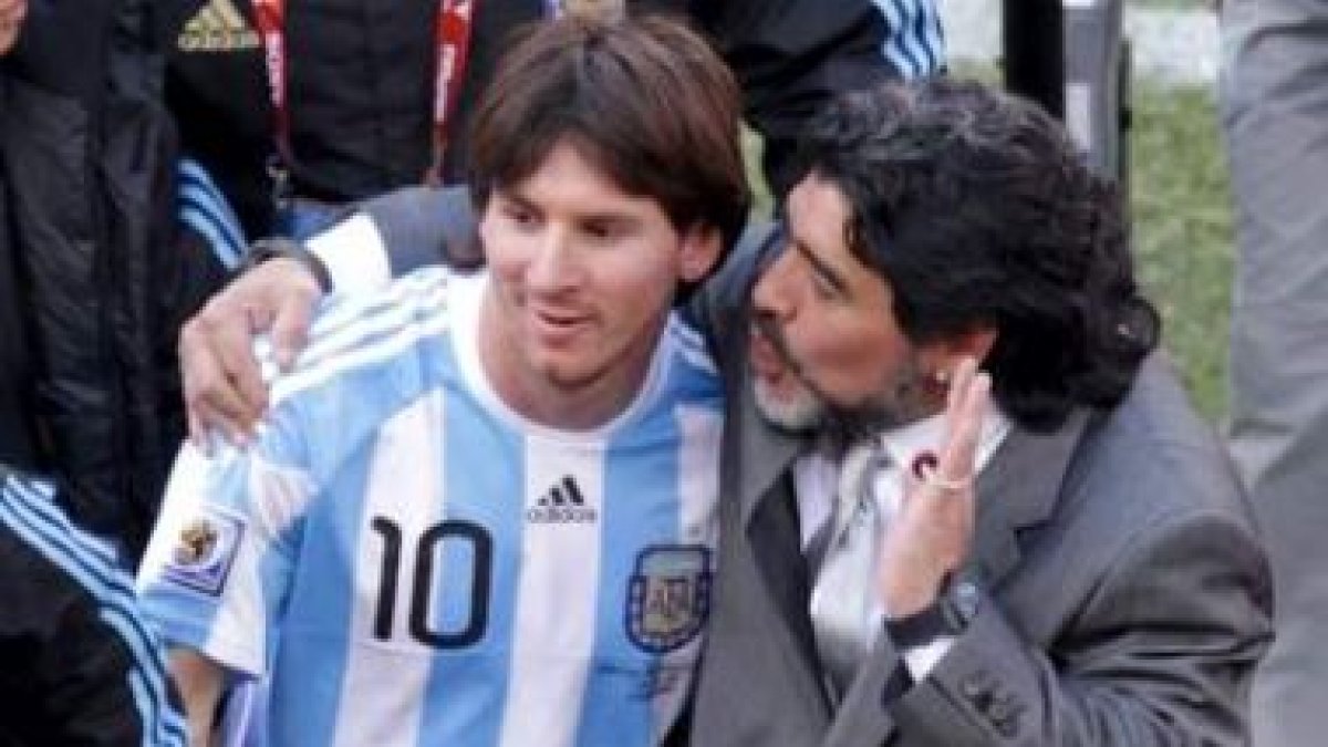 Diego Maradona, a la derecha, defiende al delantero argentino Lionel Messi.