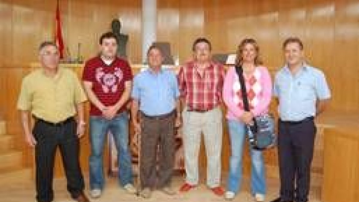 Sonia Pérez, pedánea de Ferral; a su derecha, Pedro Blanco, de Trobajo