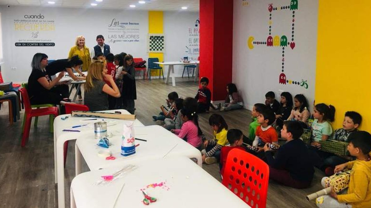 Taller de instrumentos musicales que tuvo lugar el lunes dentro de la Semana Cultural. DL