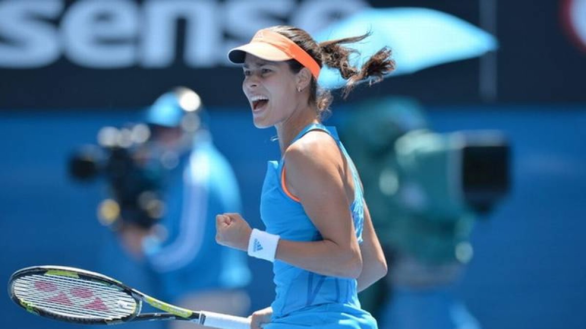 La tenista serbia Ana Ivanovic celebra un tanto frente a la estadounidense Serena Williams en el Abierto de Australia.