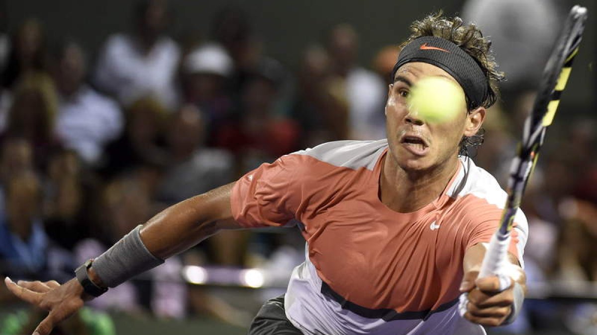 Nadal ejecuta un golpe ganador frente a Hewitt y se ganó el billete a tercera ronda.