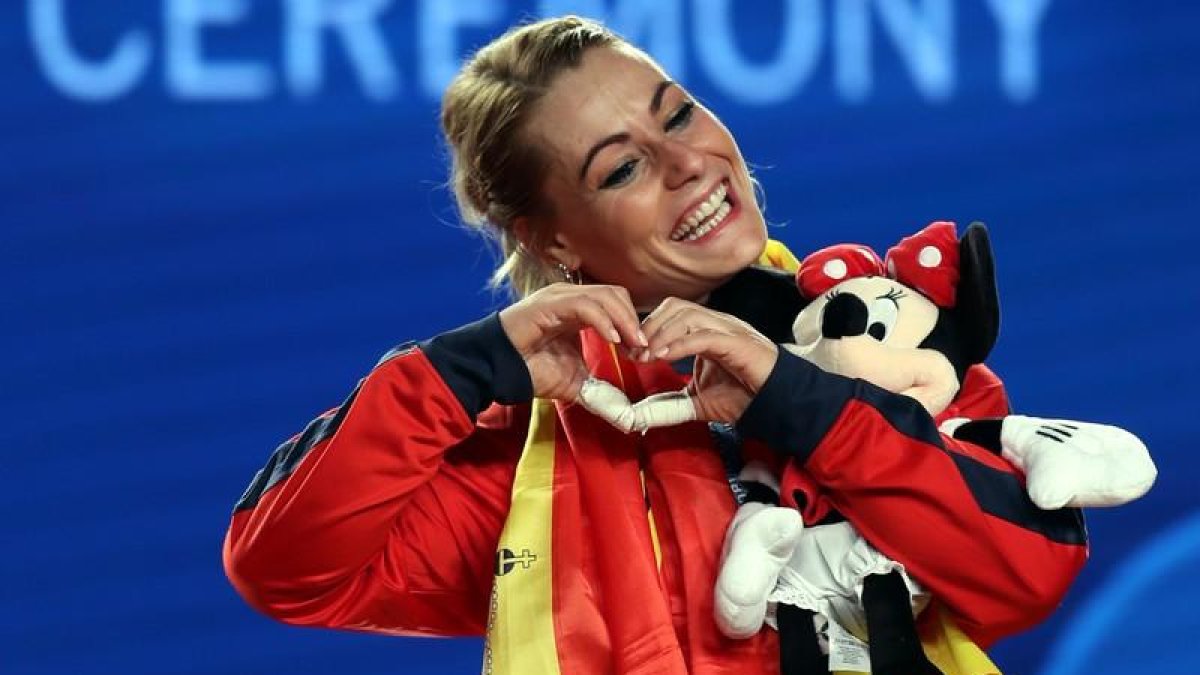 Lidia Valentín hace su famoso símbolo tras proclamarse campeona del mundo.