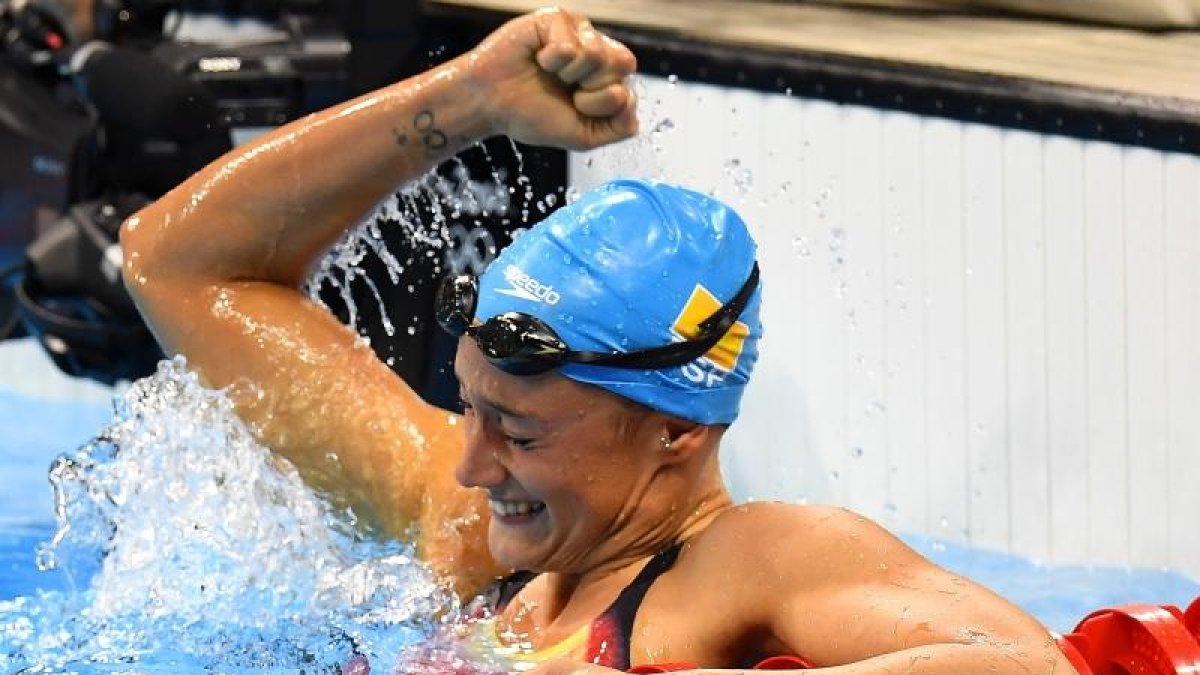Mireia Belmonte celebra con orgullo la medalla de oro que consiguió ayer durante las finales de natación de 200 mariposa en Río de Janeiro 2016.
