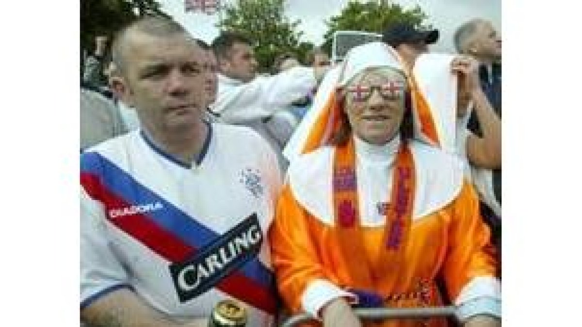 Dos protestantes, miembros de la Orden de Orange, desfilan en Belfast