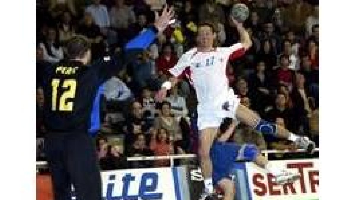 El ruso Krivochlykov encara desde el extremo al portero Peric, que fue clave en el triunfo azulgrana