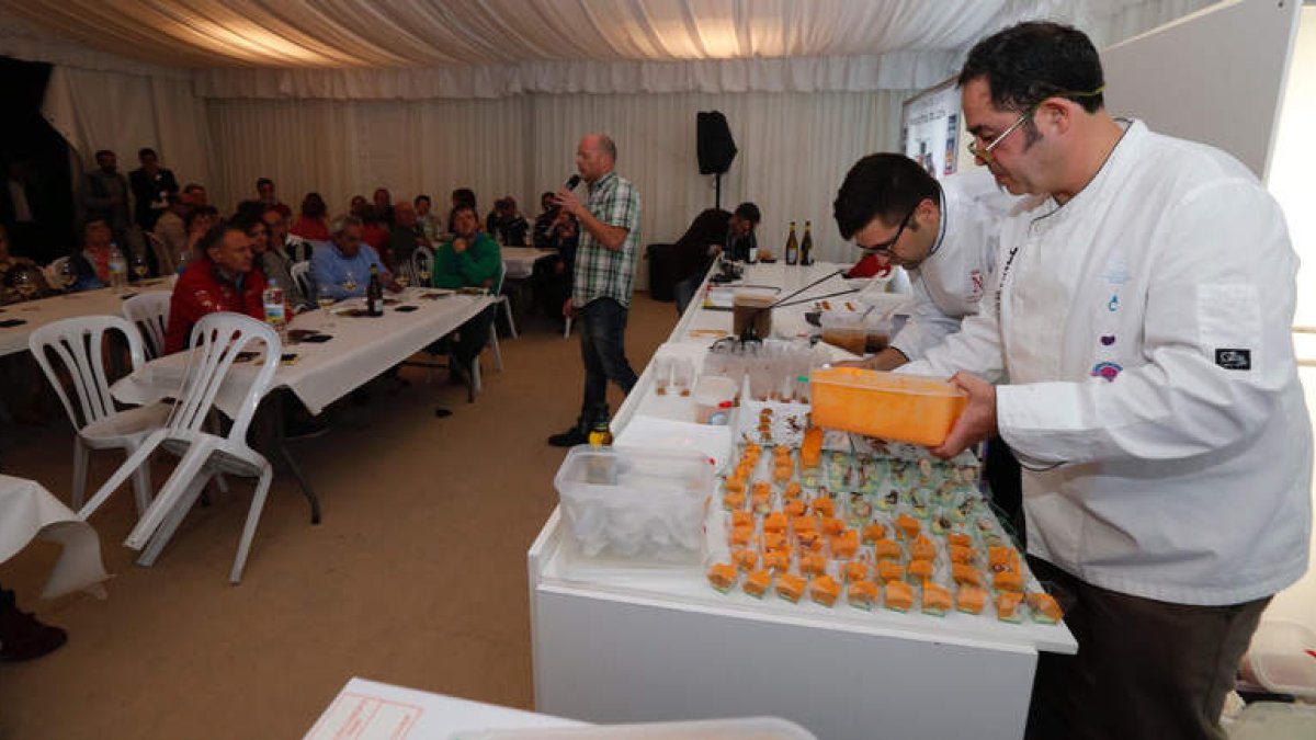 Dos chefs del Bierzo, Baldomero Sánchez y Miguel Martínez, presentaron ayer los sabores de su comarca a través de sus platos. RAMIRO