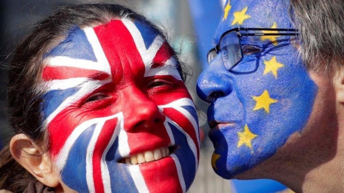 Dos activistas con las caras pintadas con la bandera británica y la de la Unión Europea participan en una manifestación contra el brexit en Bruselas.