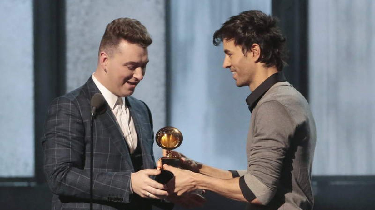 Sam Smith recibe un Grammy de Enrique Iglesias.