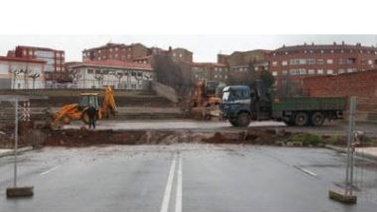 La obra obliga a ocupar parte del patio del colegio Cervantes, que recuperará espacio recreativo.