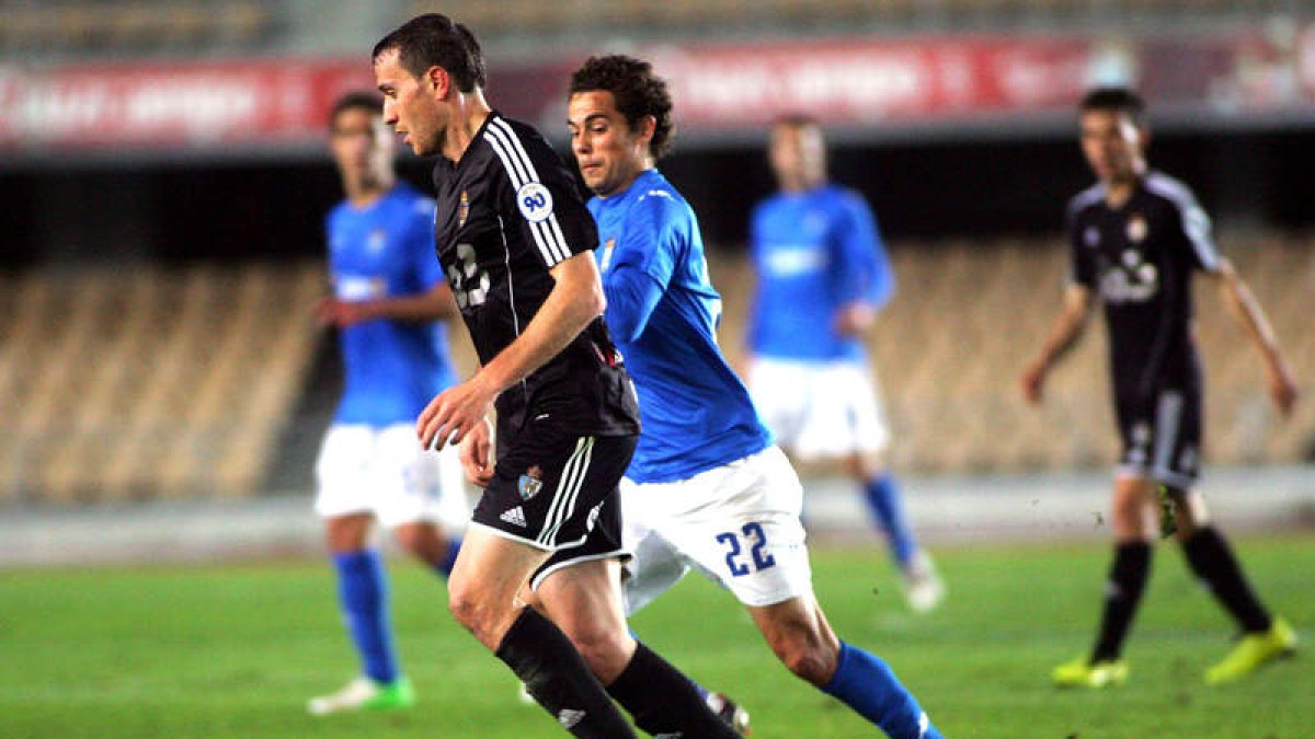 Marquitos pugna con Alán Baró en una acción del Xerez-Deportiva de esta temporada.