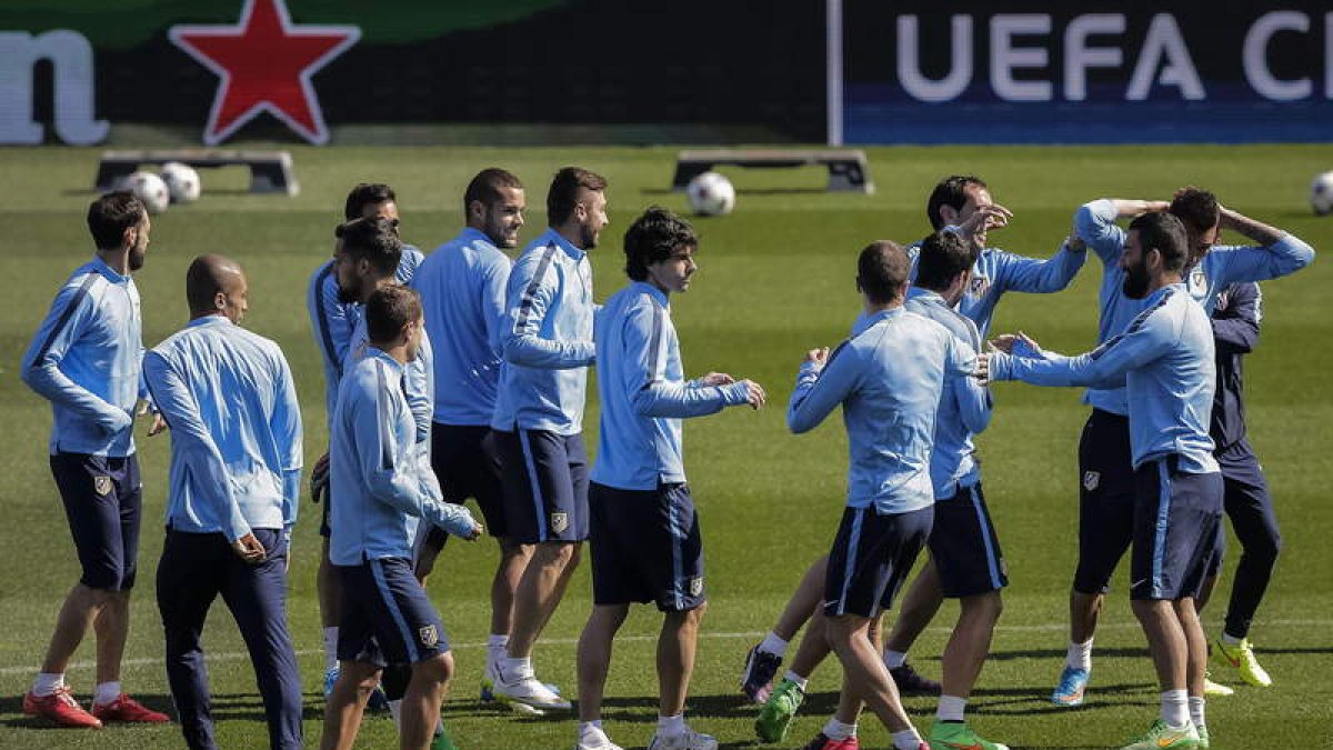 La plantilla del Atlético prepara el encuentro de hoy frente al Bayer Leverkusen.