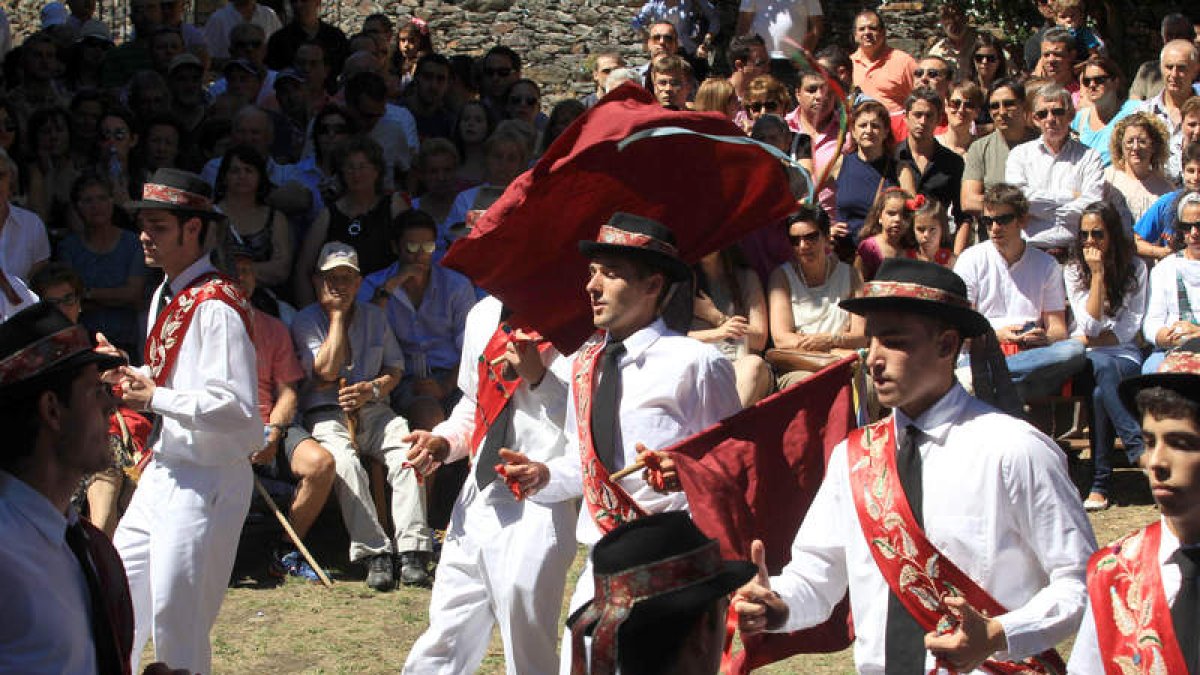 Los danzantes de Peranzanes fueron ayer los protagonistas de los bailes a la entrada del santuario de Trascastro.