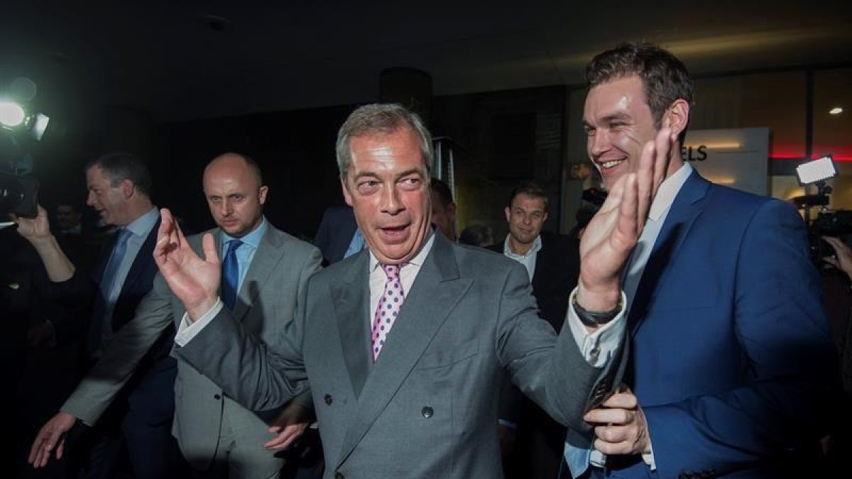 Nigel Farage, eufórico en la sede de su partido.
