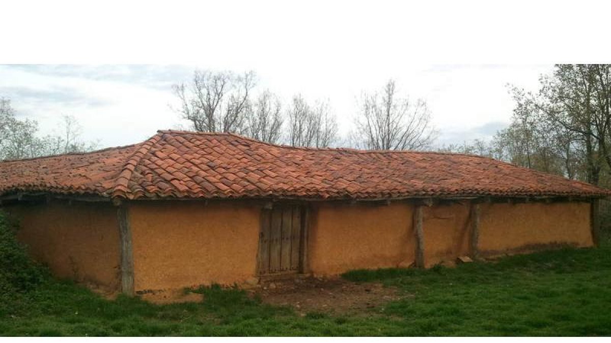 Arriba, uno de los apriscos que se conserva en Verdolaje; debajo, restos del corral comunal del Pico.