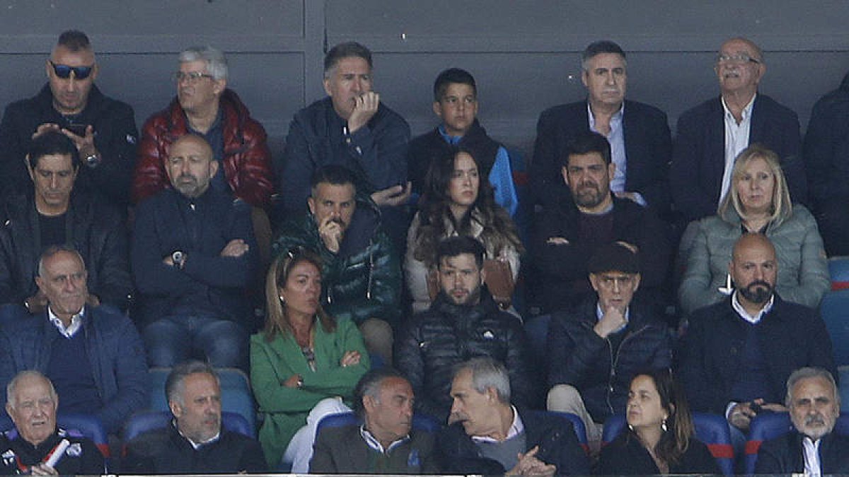 Felipe Llamazares presidió el palco con mucha cara conocida. FERNANDO OTERO