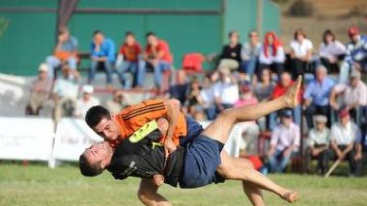 Diego Arce subió peso y le peleó a lo grande al líder Héctor García.
