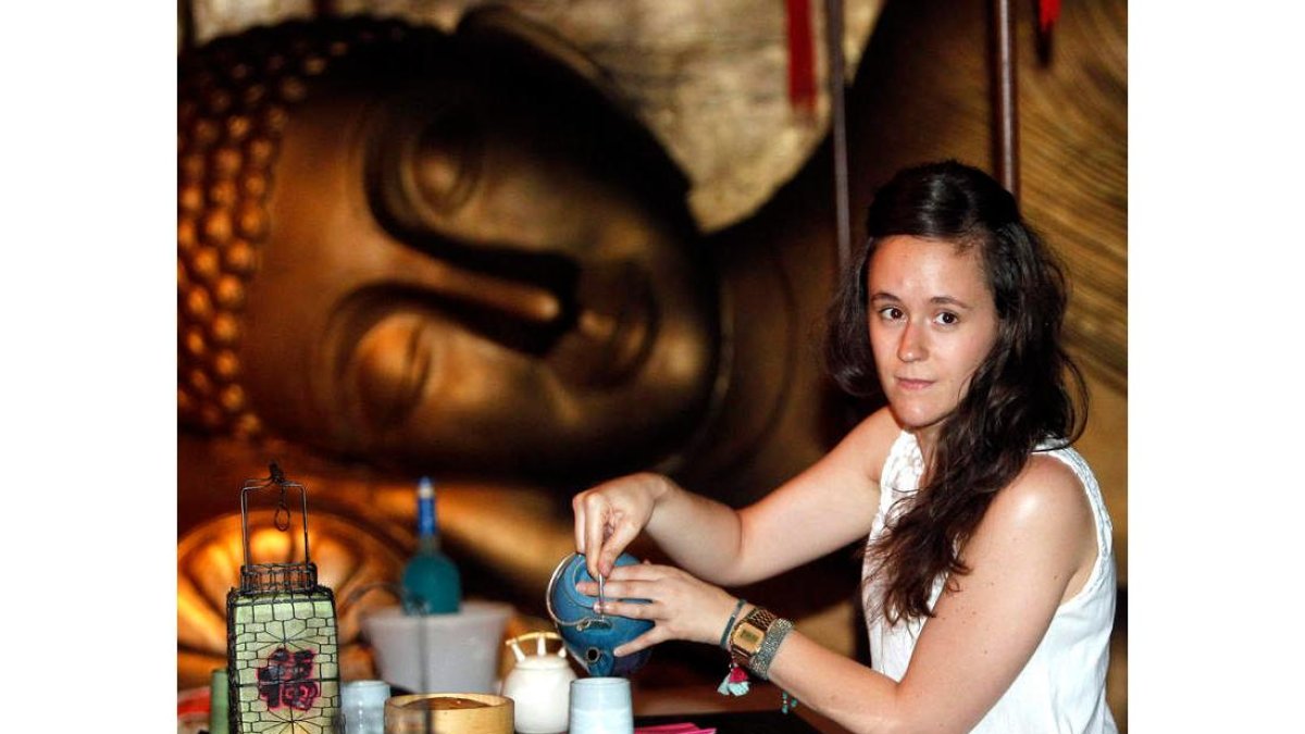 Verónica Hegar, en una tetería de Madrid ante un buda en posición de loto.