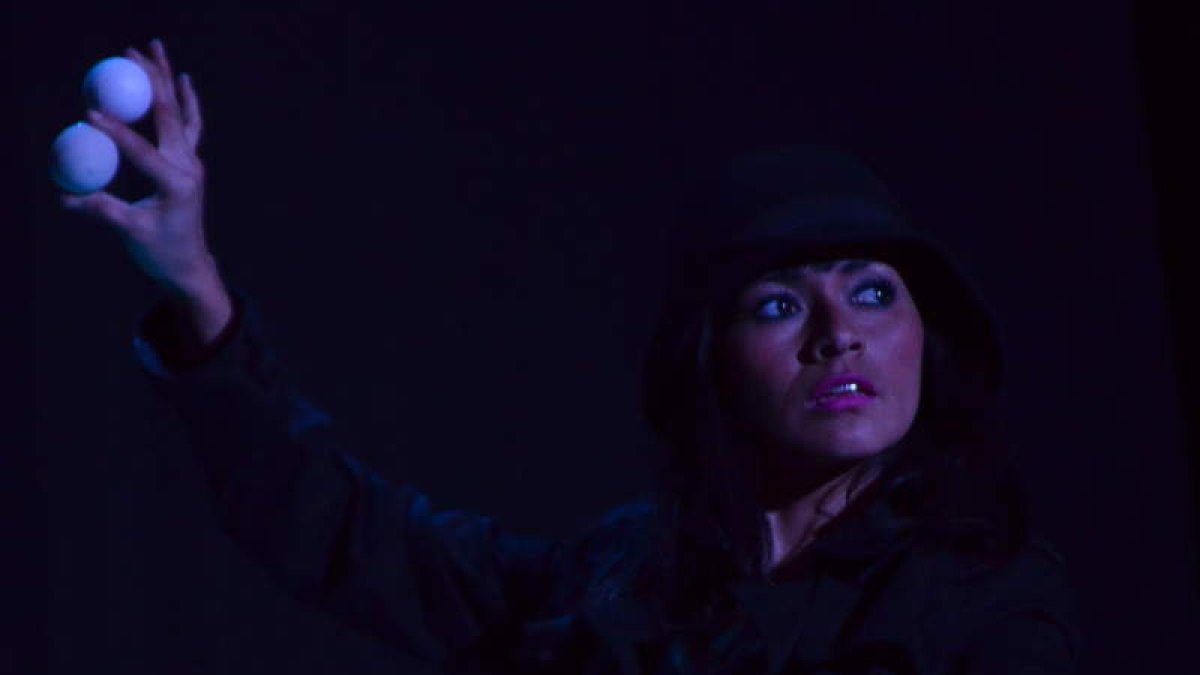 La peruana Gisell durante su actuación ayer en Valencia de Don Juan. MEDINA