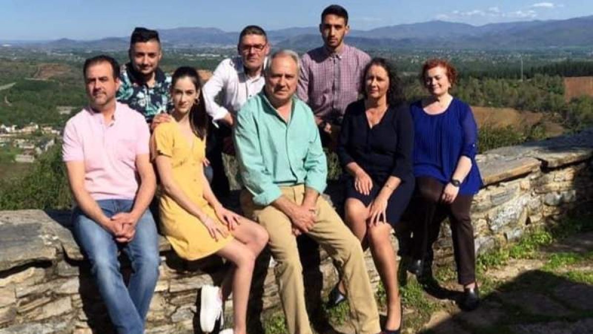 El candidato de CB, con el resto de integrantes de la lista. DL
