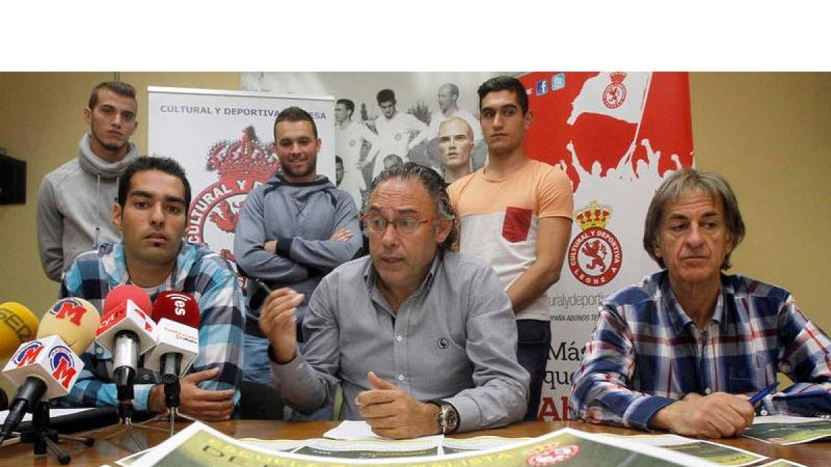Diego Caneda, Llamazares y Pepe Calvo, en primer plano, junto a Monteagud, Calzado y Omar, detrás