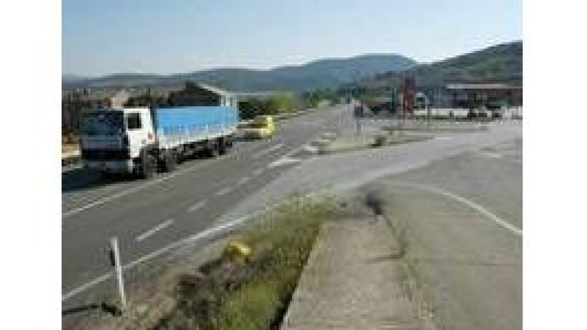 Aspecto del lugar del accidente de ayer en la Nacional 120