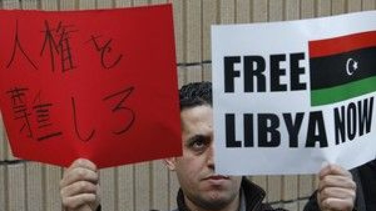 Un manifestante, durante una protesta contra Gadafi en la embajada de Libia en Tokio.