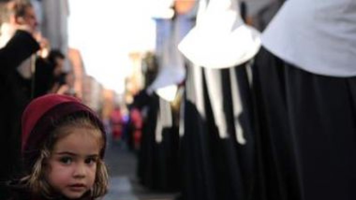 La procesión de Pasión de Lunes Santo se mama desde niño