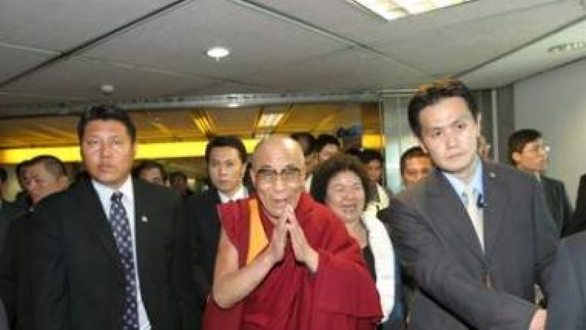 El Dalai Lama saluda al llegar al Aeropuerto Internacional Taoyuan, en Taipei.