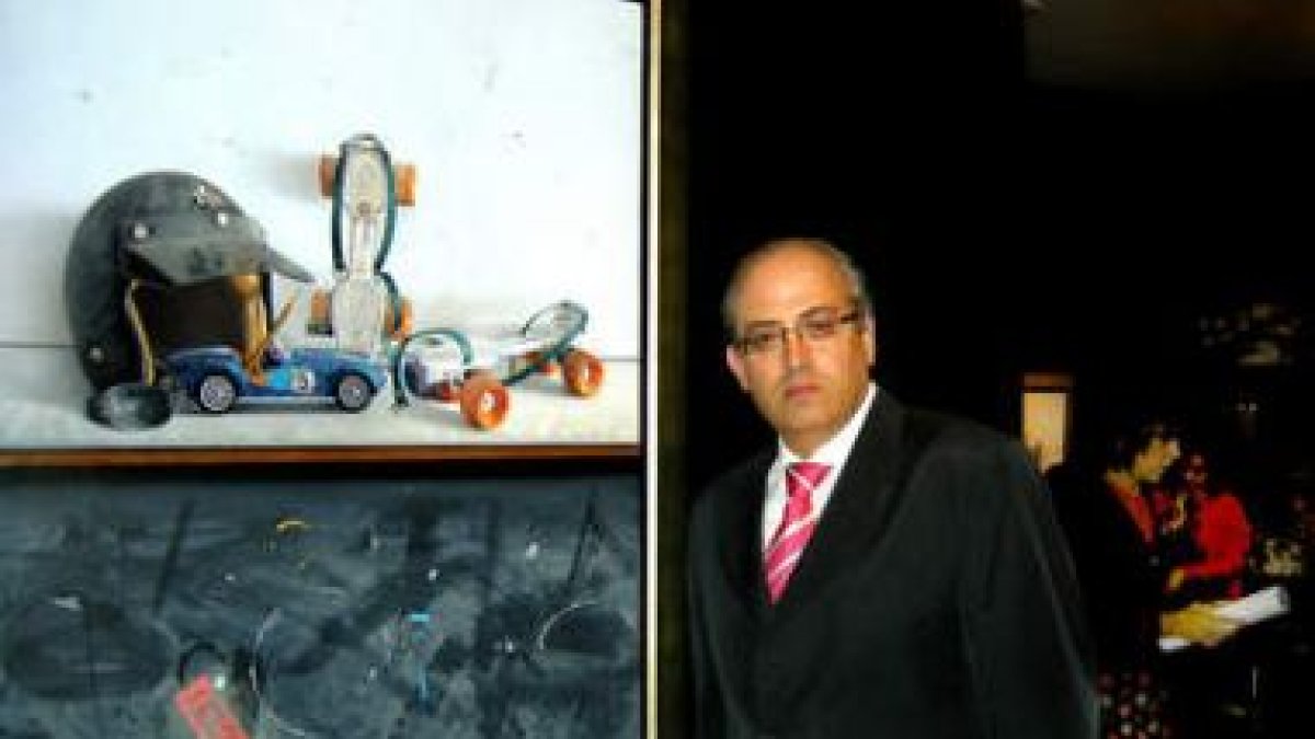 El artista abulense Juan Gil posa con una de sus obras.
