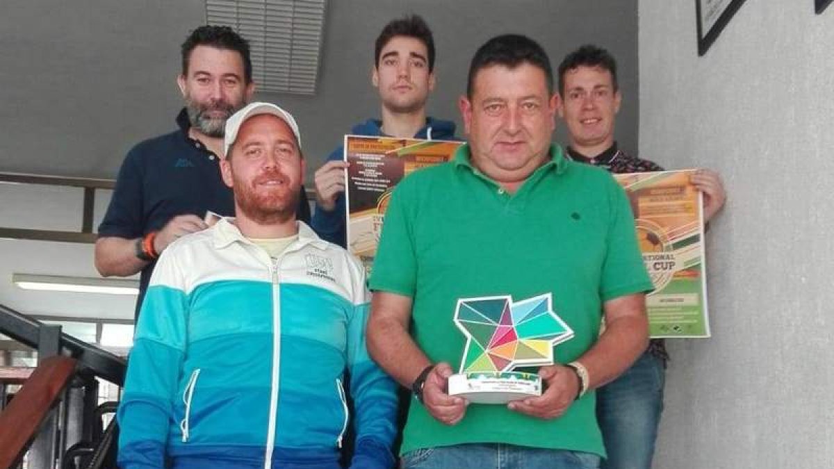 La imagen recoge el momento de la presentación de la Futsal Cup de Villablino. V. ARAUJO