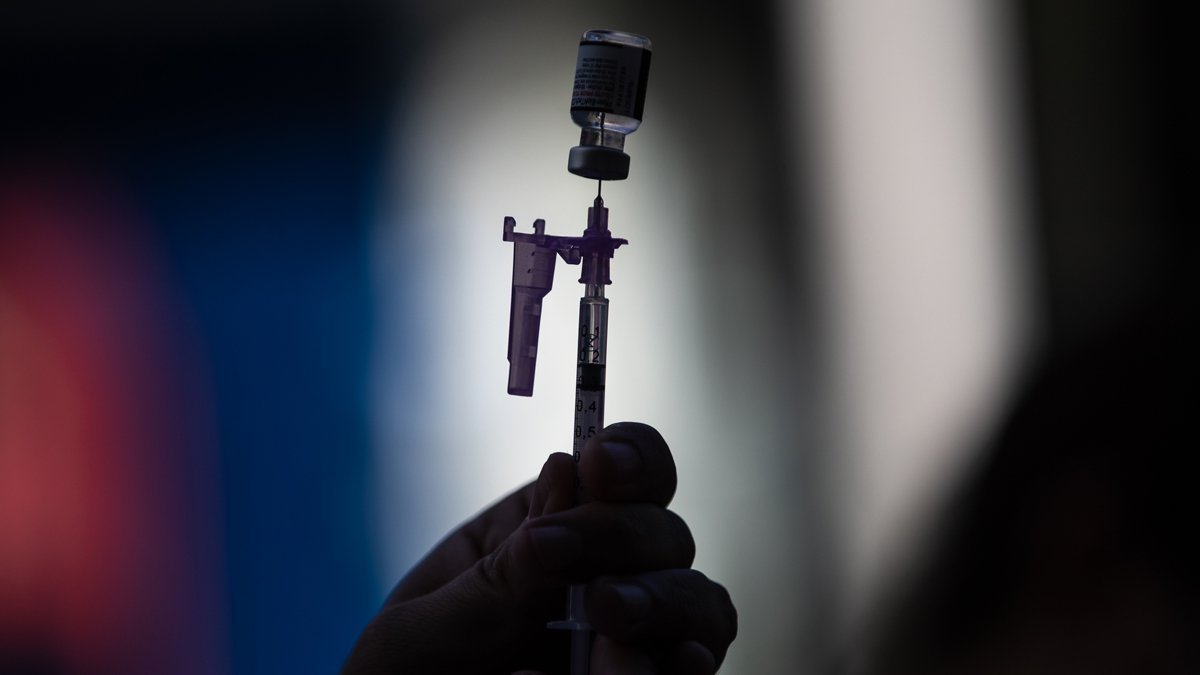 Un trabajador de la salud prepara una dosis de la vacuna Pfizer BioNTech contra el Covid-19. EFE