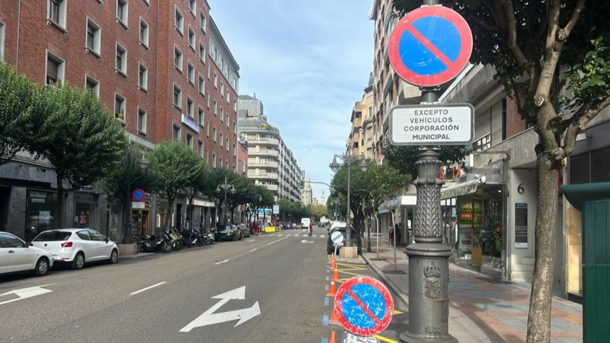 Zona de Gran Vía donde se reservan las plazas para concejales y vehículos del Ayuntamiento. Á.C.