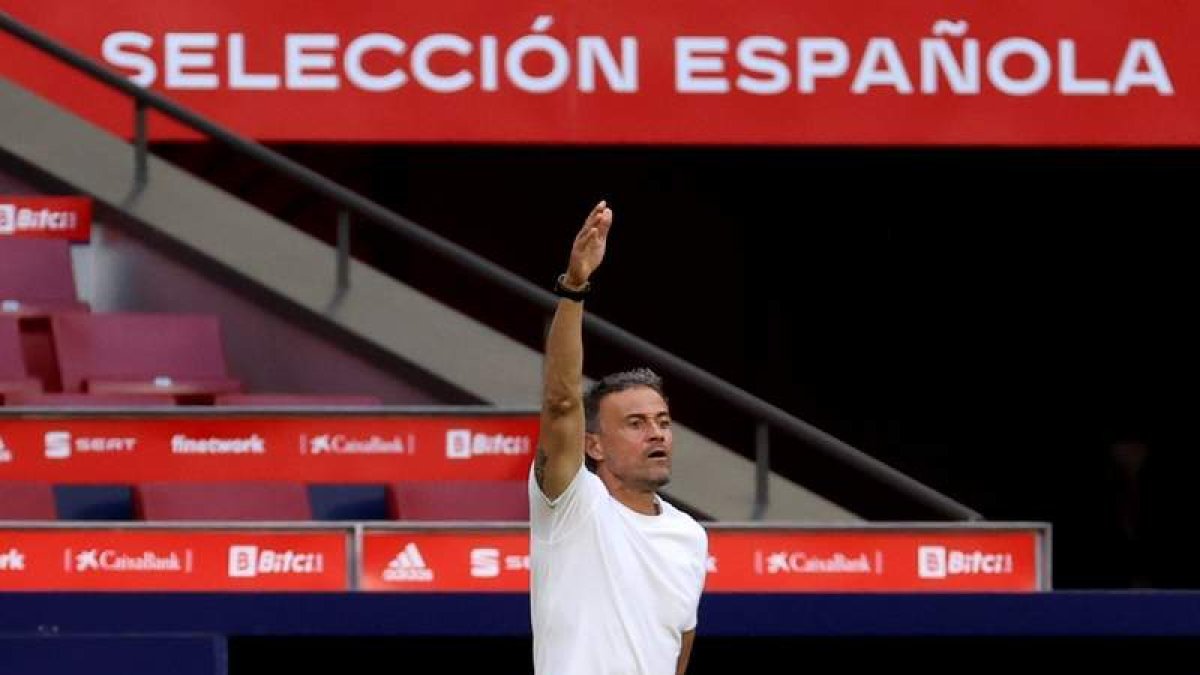 Luis Enrique se está preparado mentalmente para soportar la presión durante una Eurocopa en la que España aspira a todo. JUANJO MARTÍN