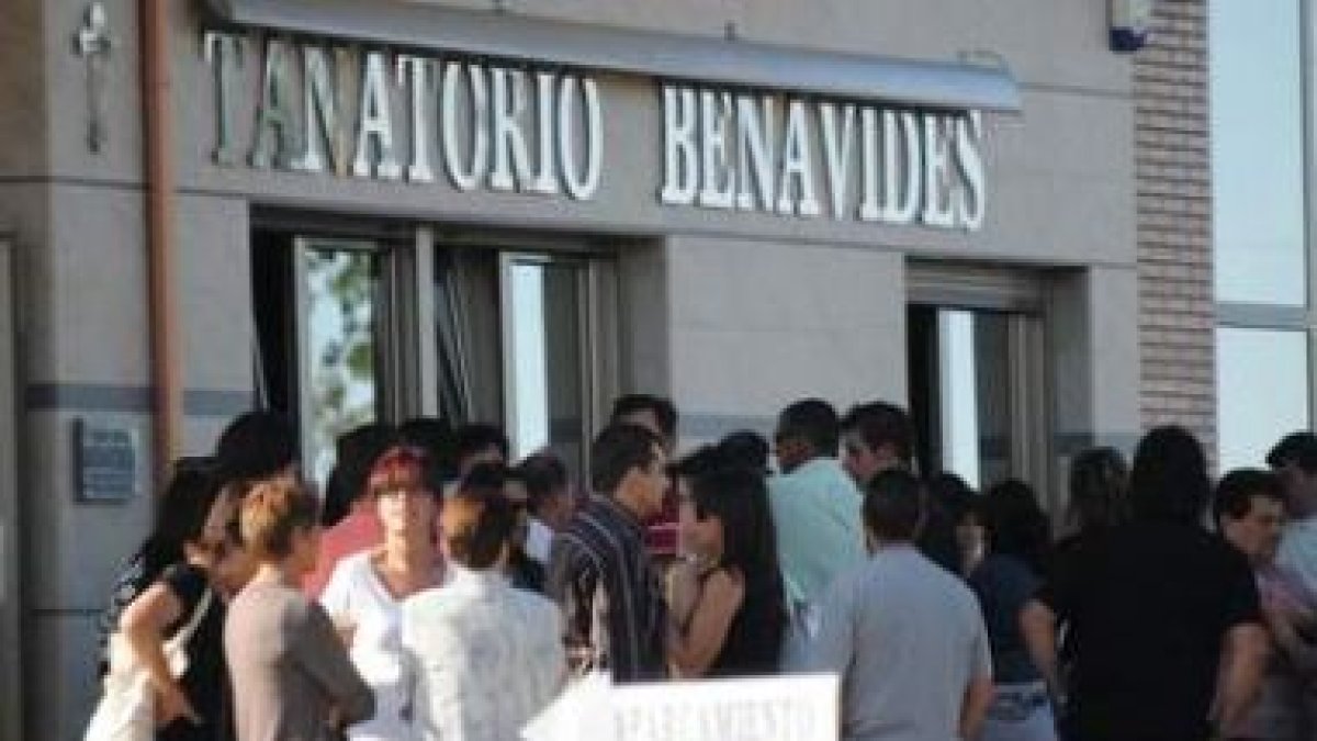 Numerosos vecinos se acercaron al Tanatorio de Benavides.