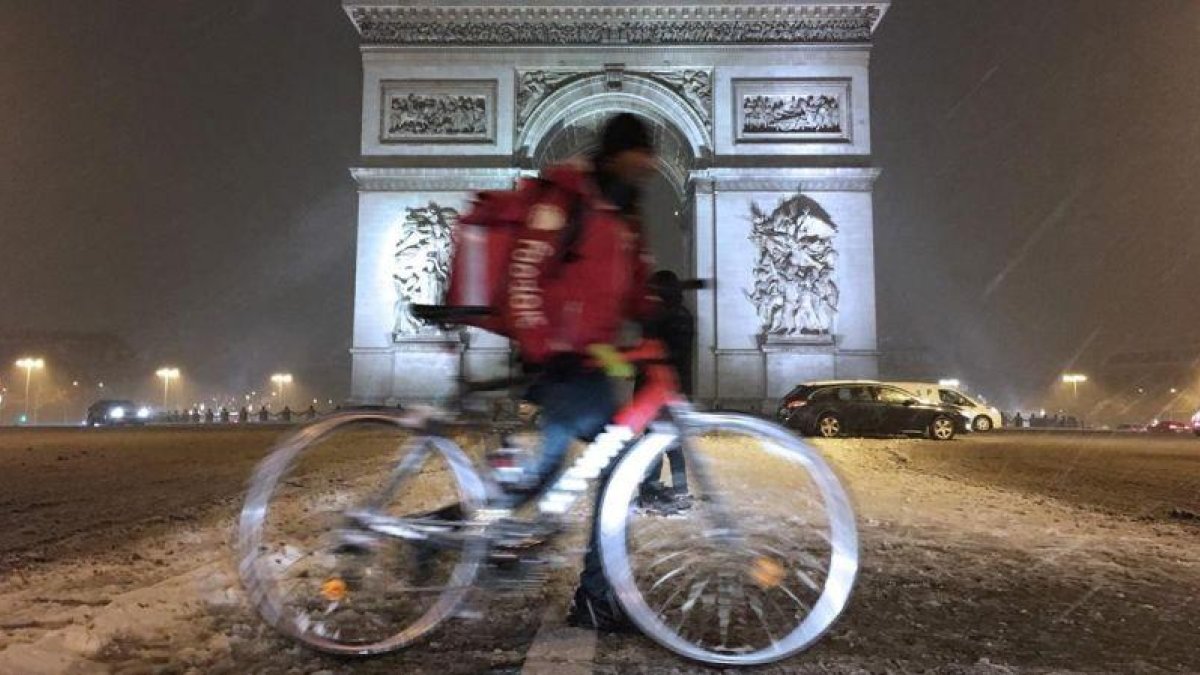 Aspecto de la nevada frente al Arco de Triunfo parisino.