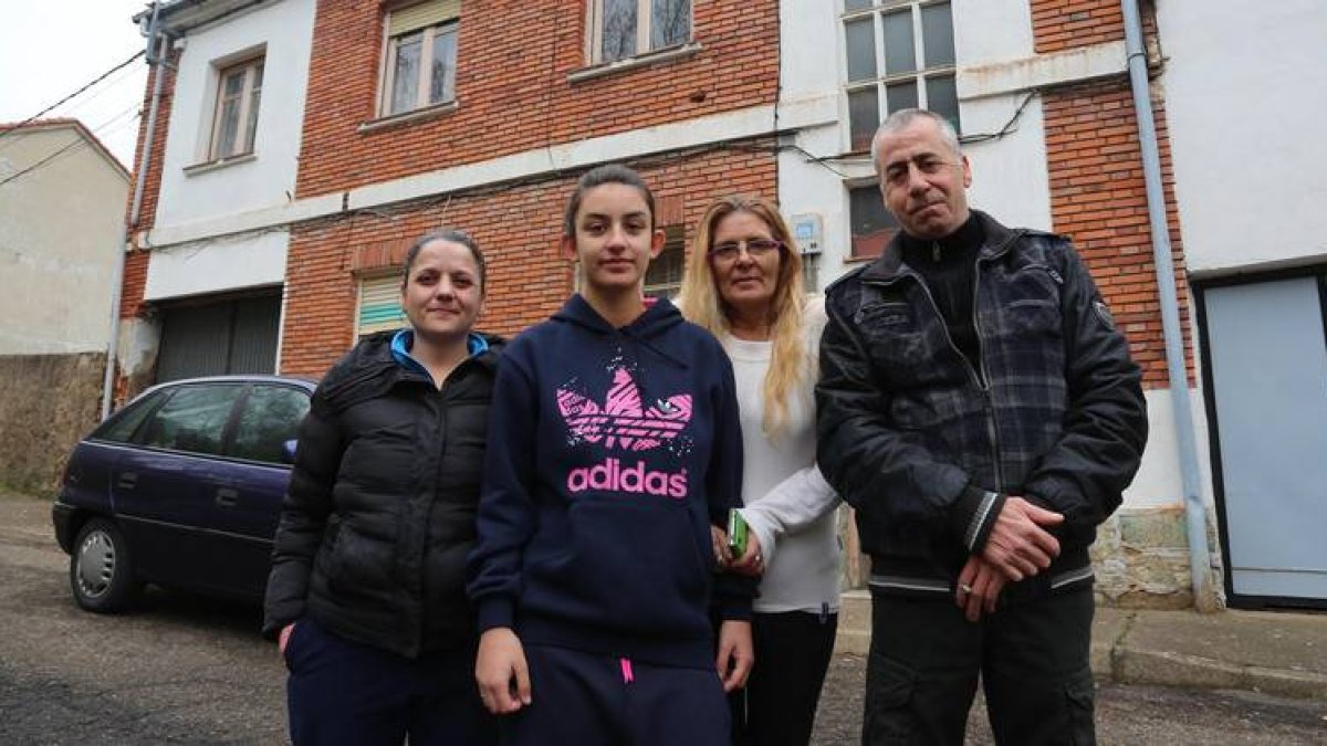 La madre de los dos bebés, las abuelas y un amigo, delante de la casa donde viven.