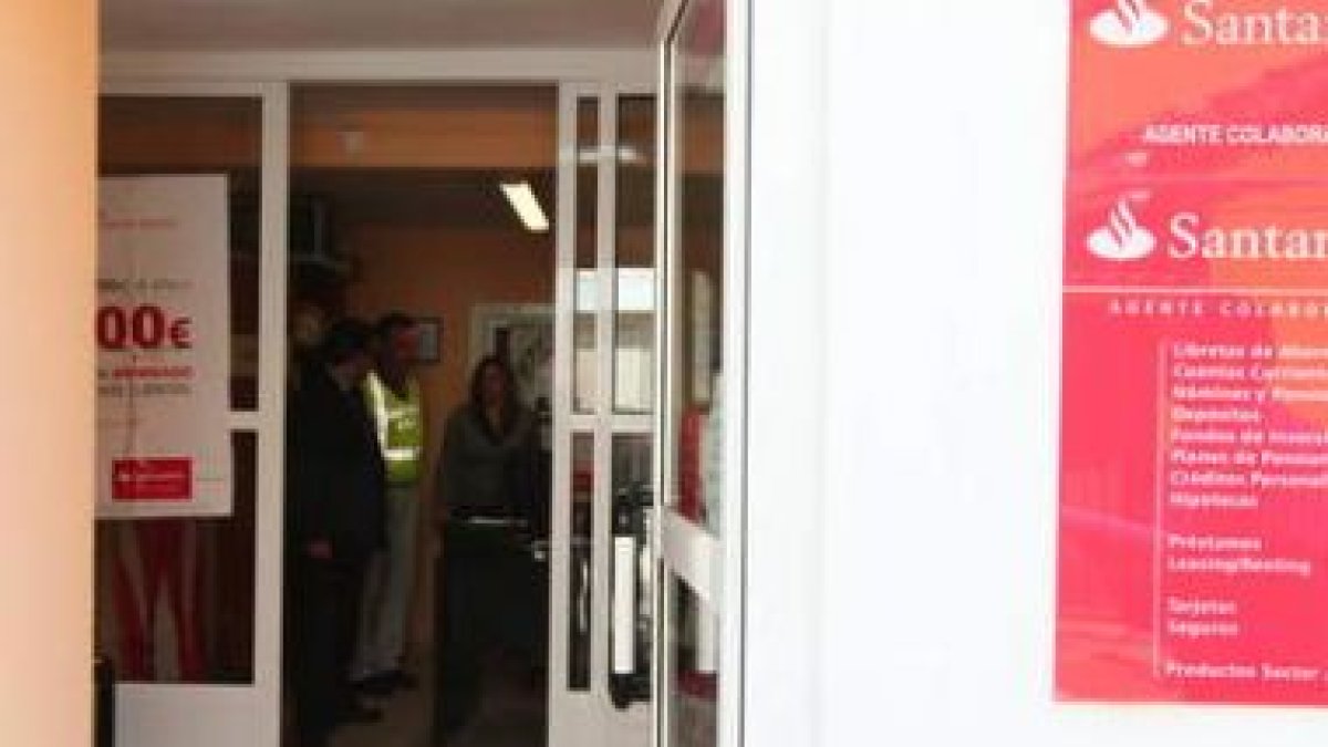 La oficina del Santander poco después del atraco.