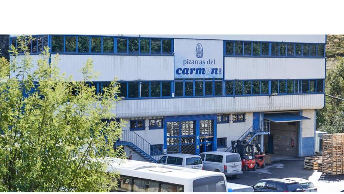 Fachada principal de las instalaciones de las instalaciones de Pizarras del Carmen en la localidad de La Baña, desde donde exportan a todo el mundo. DL